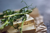 经典的豆腐奶酪放在木板上。