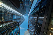 在晴朗的蓝天下，直接仰望伦敦市中心金融区的天际线，这是一个充满创意的股票形象