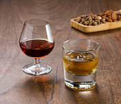 威士忌和白兰地放在天然的木桌上
