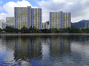 香港沙田城门河上的住宅大厦