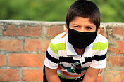 6-7岁男孩戴污染口罩以防止病毒感染