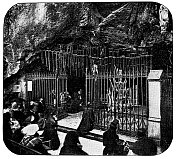 19世纪，法国卢尔德市卢尔德圣母圣所的马萨比耶洞穴里悬挂着手杖和拐杖