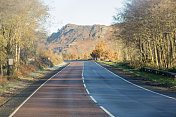 英国英格兰苏格兰高地乡村的空旷道路