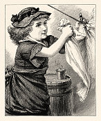 Vintage,年轻女孩在晾衣绳上晾衣服,美国维多利亚时代版画,1882年 Vintage,年轻女孩在晾衣绳上晾衣服,美国维多利亚时代版画,1882年