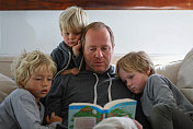一位父亲给他的孩子们读书