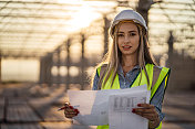 女工程师监督建筑工地