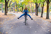 女人在骑自行车的时候玩得很开心
