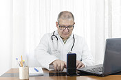 医生做虚拟护理-用食指在桌子上用手机接电话