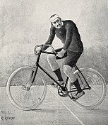 自行车手汉斯・霍夫曼，坐在自行车上，室外，侧视图