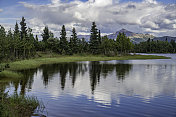 德纳里山湖泊倒影