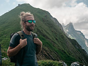 一名男子在瑞士阿尔卑斯山徒步旅行