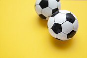 黄色表面上的迷你足球与复制空间