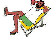 留着胡子的印度男人躺在甲板椅上