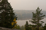 风景优美的湖景与日出，岛屿和雾的心情在美丽的秋天早晨在芬兰