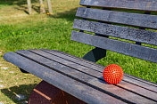 标志冠状病毒在空旷的公园长椅上。