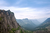 针叶林。西伯利亚。山的风景。