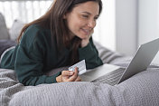 千禧一代女性在家用笔记本电脑购物
