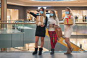 COVID-19大流行期间，一家人在购物中心享受圣诞购物。他们戴着防护口罩，以预防冠状病毒COVID-19。