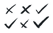 木炭笔画在十字x / NO按钮形状和检查/ OK标记符号-六在美丽的自然细节的白纸背景矢量的单一对象集-手绘矢量插图-抽象孤立的原始图形设计
