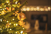 挂在家里圣诞树上的金色装饰物