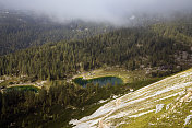 从Bohinj到斯洛文尼亚Triglav国家公园的小Ticarica山的徒步路线上观看