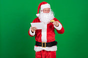 圣诞老人在数码平板电脑上购物的照片