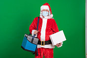 一个穿得像圣诞老人的老人的工作室肖像作为一个送货员