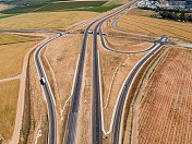 一辆卡车在公路上的多公路交叉路口的无人机视图