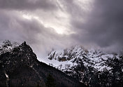 斯洛文尼亚Kranjska gora的云下的积雪覆盖的山脉。