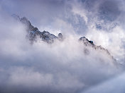 斯洛文尼亚Kranjska gora白雪覆盖的山脉，透过云景。