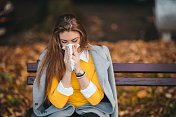 生病的年轻女子得了感冒和流感