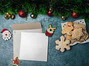 圣诞背景上的空白信封