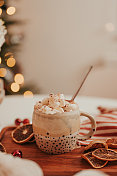 圣诞热巧克力加鲜奶油