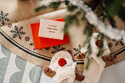 圣诞礼物圣诞树下的礼物盒子和毛绒拖鞋