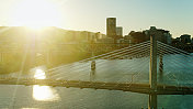 日落时分，无人机拍摄的Tilikum Crossing和波特兰市中心