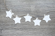 客户评论或调查-五颗白纸星星在一根绳子上的木头表面