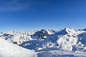 法国阿尔卑斯山的冬季全景在雪山高处