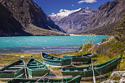 秘鲁安第斯山脉白雪皑皑的兰加努科湖
