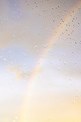 德国，窗玻璃上有雨点和彩虹。