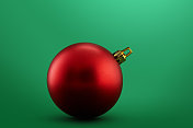 绿色背景下的红色圣诞球