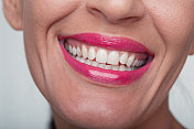 一个成年人看完牙医后的漂亮微笑