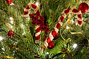 圣诞树上的圣诞糖果手杖饰品