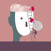 一个商人爬上梯子,把灯泡举到头上。 一个商人爬上梯子,把灯泡举到头上。