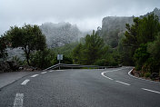 穿过马略卡岛雾蒙蒙的山景的道路