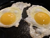 两个煎蛋在平底锅里煮