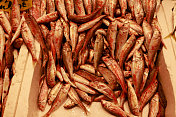 卡迪科伊历史渔民集市上的红鲻鱼