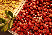 卡迪科伊历史悠久的渔民集市上的樱桃橄榄