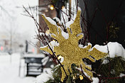 金色的装饰雪花覆盖在小城市的街道上