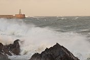 防波堤和海浪