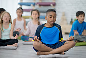 孩子们在瑜伽课上一起冥想